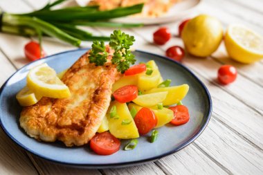 Kızarmış Balık silmeleri meyilli, patates, domates, yeşil soğan ile servis