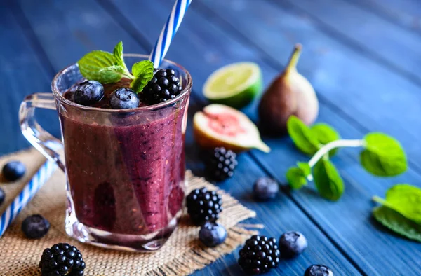 Healthy blackberry smoothie with figs, blueberry and lime — Stock Photo, Image