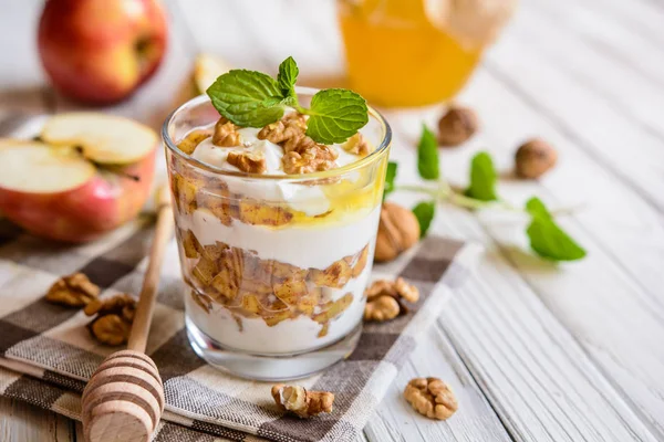 Apple dezert s ricottou, ořech, skořice a medu — Stock fotografie