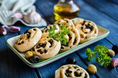 Pişmiş ekmek rulo zeytin ve sarımsak ile