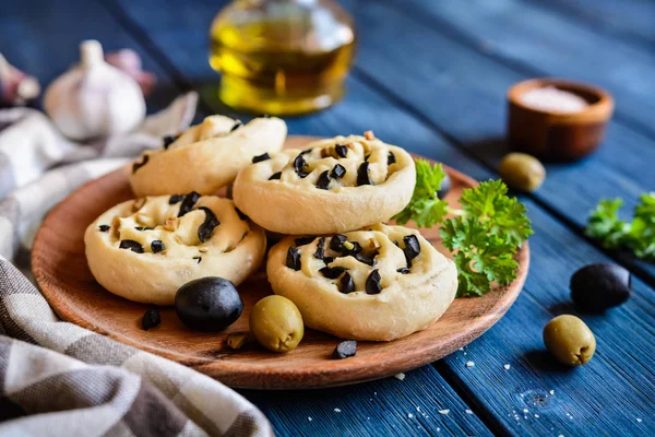 Bakade bröd med oliver och vitlök — Stockfoto