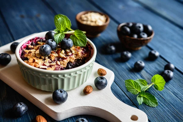 Blueberry crumble with oat flakes and almonds — Stock Photo, Image