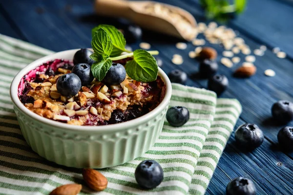 Blueberry crumble with oat flakes and almonds — Stock Photo, Image