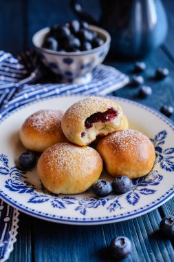 Pişmiş böğürtlenli çörek