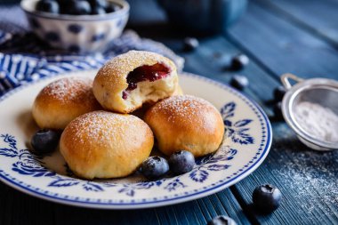 Pişmiş böğürtlenli çörek
