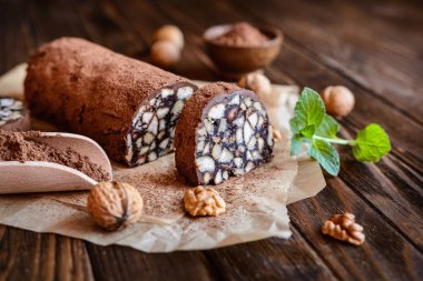Çikolata salam - ceviz ve bisküvi ile geleneksel tatlı