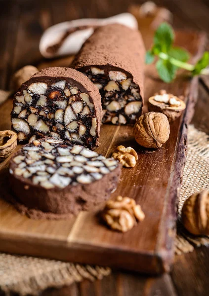 Salam de ciocolată - desert tradițional cu nucă și biscuiți — Fotografie, imagine de stoc