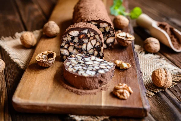 Salam de ciocolată - desert tradițional cu nucă și biscuiți — Fotografie, imagine de stoc