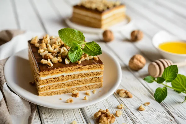 Вкусный многослойный медовый торт с шоколадом и орехом — стоковое фото