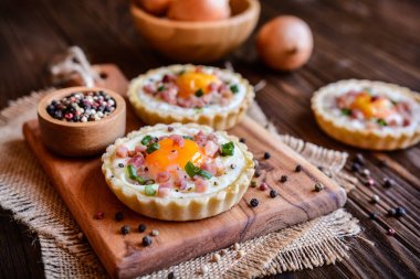 Pişmiş yumurta ve domuz pastırması tartlets
