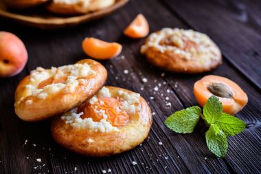 Pişmiş kayısı pies streusel ile tepesinde