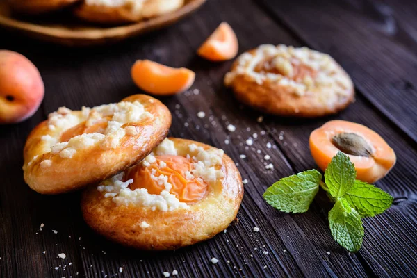 Zapečené meruňkové koláče s protismykovou — Stock fotografie
