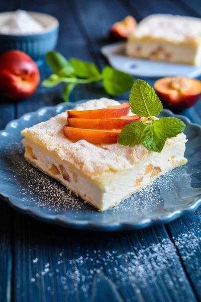 Desert din două straturi de patiserie umplute cu cremă de mascarpone și nectarină Imagini stoc fără drepturi de autor