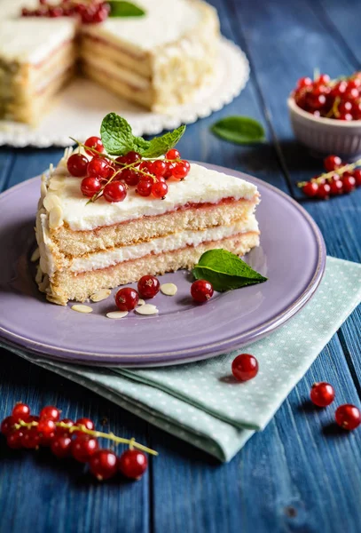 Delicious cake with mascarpone, whipped cream, red currant and almond slices — Stock Photo, Image