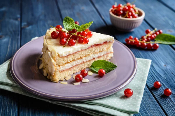 Delicious cake with mascarpone, whipped cream, red currant and almond slices — Stock Photo, Image