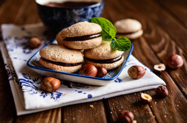 Sanduíches de pão de avelã recheadas com creme de chocolate — Fotografia de Stock
