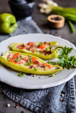  Pastırma, peynir, domates, yeşil soğan yeşil biber dolması