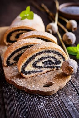 Haşhaş tohumu meyveli turta ile pudra şekeri serpilir