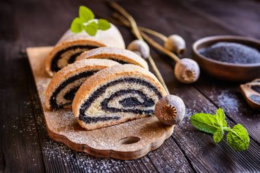 Haşhaş tohumu meyveli turta ile pudra şekeri serpilir