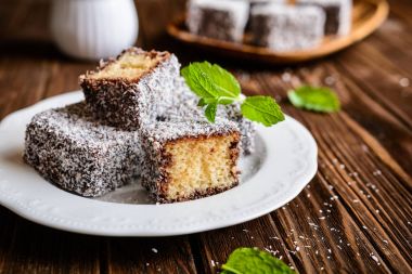Lamington kek çikolata ve Hindistan cevizi kaplama ile