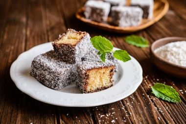 Lamington kek çikolata ve Hindistan cevizi kaplama ile