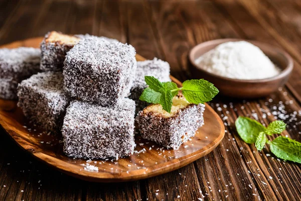 Lamington kek çikolata ve Hindistan cevizi kaplama ile