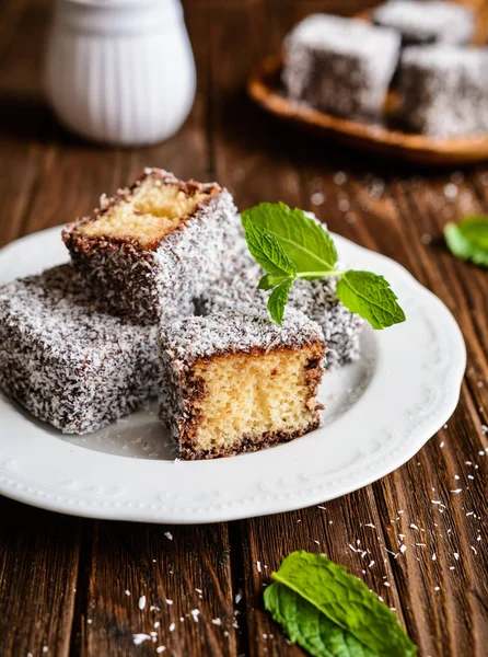 Bolos Lamington com revestimento de chocolate e coco — Fotografia de Stock