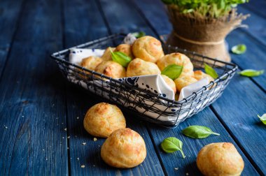 Gougeres - geleneksel Fransız choux pasta peynir.