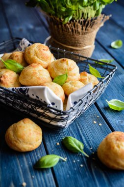 Gougeres - geleneksel Fransız choux pasta peynir.