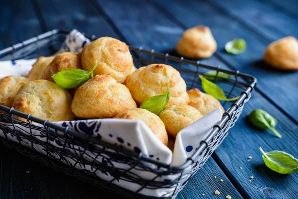 Gougeres - geleneksel Fransız choux pasta peynir.