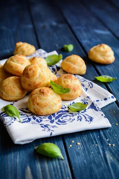 Gougeres - geleneksel Fransız choux pasta peynir.
