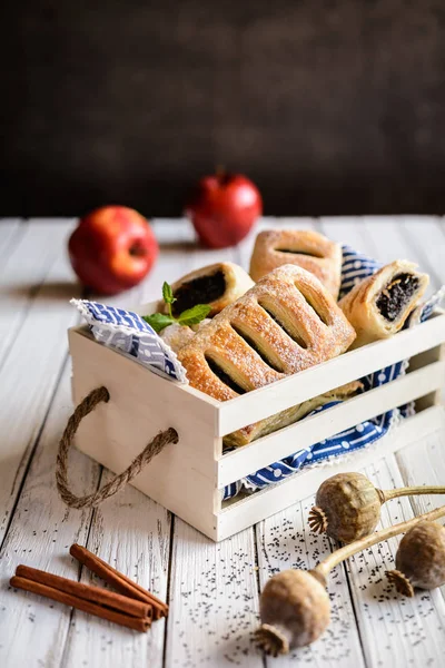 Plăcinte cu semințe de mac cu mere și scorțișoară — Fotografie, imagine de stoc