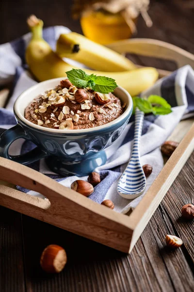 Havermoutpap met banaan, hazelnoot, chocolade en honing — Stockfoto