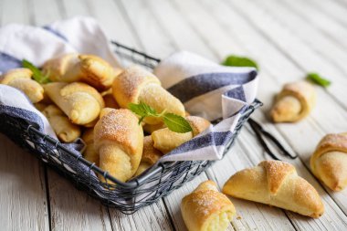 Tatlı doldurarak vanilya puding ile rulo