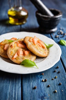 Somon ve mozzarella peyniri ile lezzetli börek