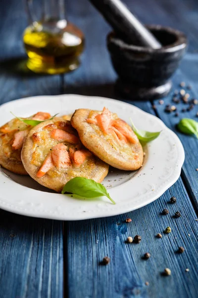 Somon ve mozzarella peyniri ile lezzetli börek