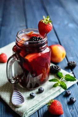 Geleneksel Sangria içmek kırmızı şarap, tropikal meyve ve çilek ile