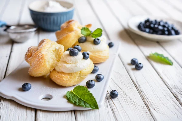 Vanilyalı krema ve yaban mersini krem puffs dolu