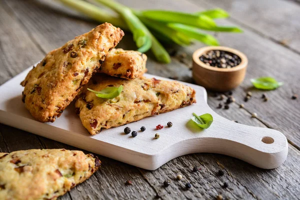 Peynir, pastırma ve yeşil soğan ile lezzetli çörekler