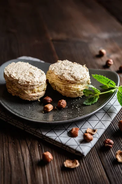 Fındık Meringues fındık ezmesi ile dolu