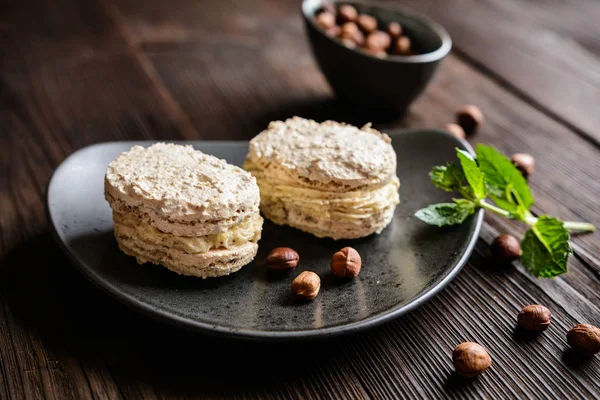 Meringues aux noisettes remplies de crème aux noisettes — Photo