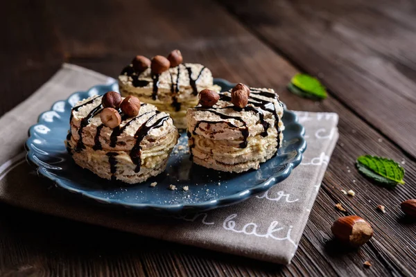 Fındık Meringues fındık ezmesi ile dolu