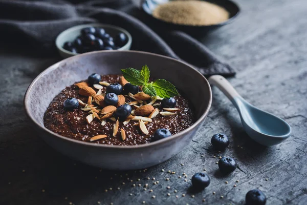 Čokoládové kaše Quinoa s mandlemi a Borůvka — Stock fotografie