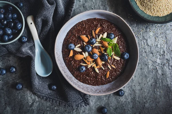 Ciocolată Quinoa terci cu migdale și afine — Fotografie, imagine de stoc