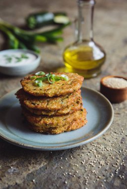 Yoğurt sos ile servis kabak, sarımsak ve yeşil soğan ile Quinoa börek