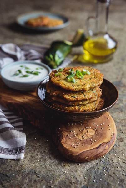 Quinoa fritters cu dovlecei, usturoi și ceapă verde servite cu baie de iaurt — Fotografie, imagine de stoc