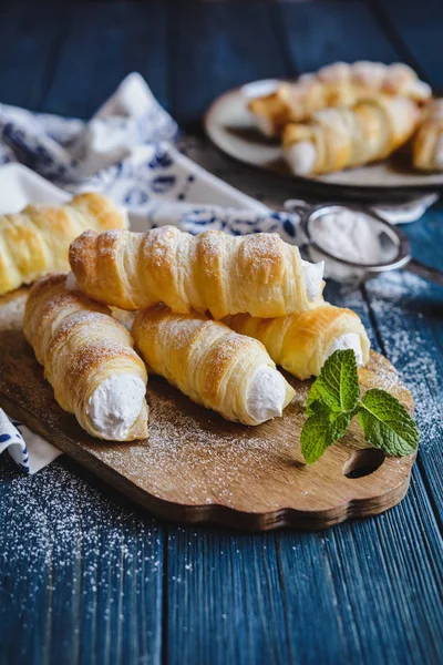 Cream hoorns gevuld met vanille-crème — Stockfoto