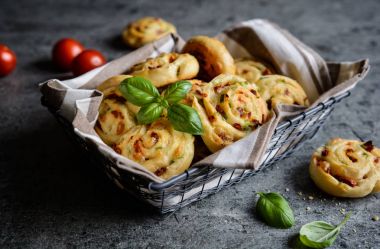 Güneş - kurutulmuş domates, yeşil soğan ve mozzarella peyniri ile doldurulmuş vejetaryen ekmek rulo