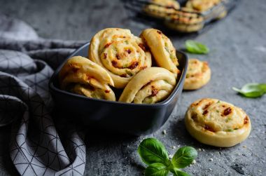 Güneş - kurutulmuş domates, yeşil soğan ve mozzarella peyniri ile doldurulmuş vejetaryen ekmek rulo