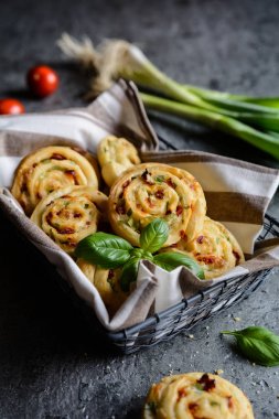 Güneş - kurutulmuş domates, yeşil soğan ve mozzarella peyniri ile doldurulmuş vejetaryen ekmek rulo